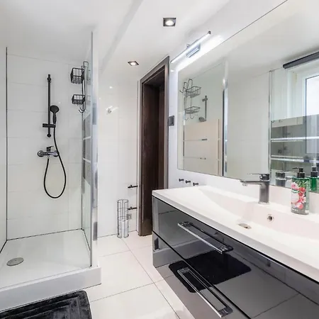 3 Bedroom Awesome In 아파트